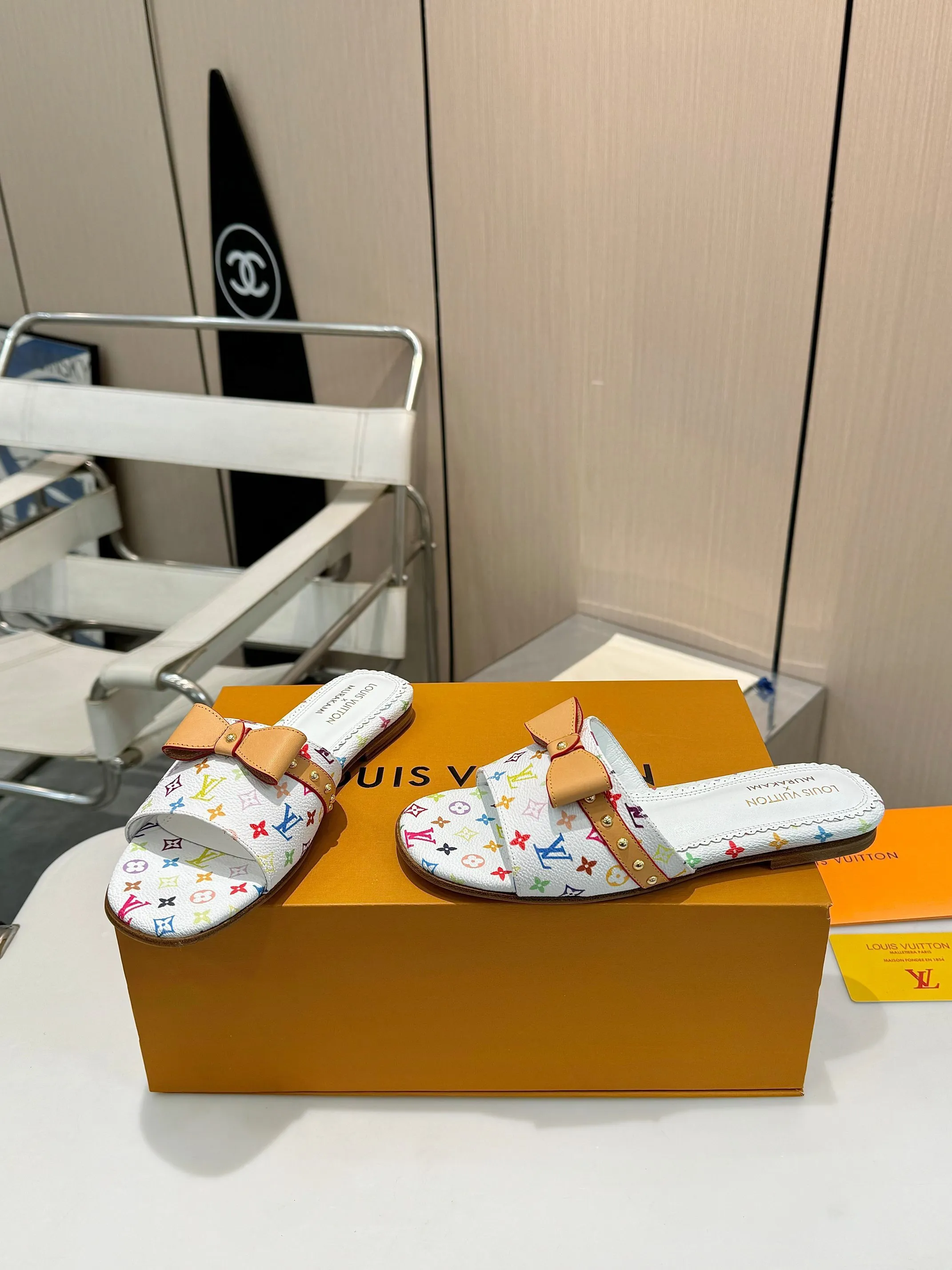 👟👟Ex-factory price 480👟👟 Flat heel top version👠💖Fashion essential LV Louis Vuitton high heels, a new luxury experience ✨Today I recommend a Louis Vuitton beauty to you. It uses high-end genuine leather soles and feels comfortable on the feet. Every step feels like walking on the clouds.  High-end lasting technology, the foot feels incomparable!  💙The perfect combination of brand printed leather and brand hardware buckles creates a unique fashion sparkle, highlighting nobility and luxury!  Classic design, exquisite craftsmanship, and quality in every detail.  Whether it's the casual style of matching or the elegant style of a skirt, it can be easily controlled.  Wear this pair of shoes and become the fashion focus on the street, showing off your elegant taste! 💃 Fabric: Brand printed fabric Lining: Breathable sheepskin Sole: Italian leather sole Size: 35-42 (34/40/41/42 customized)